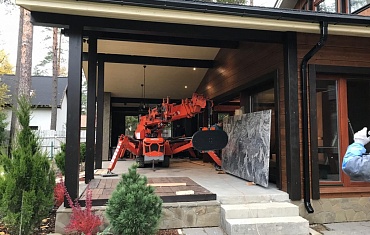 Мини-кран SPX527 на загородном строительстве